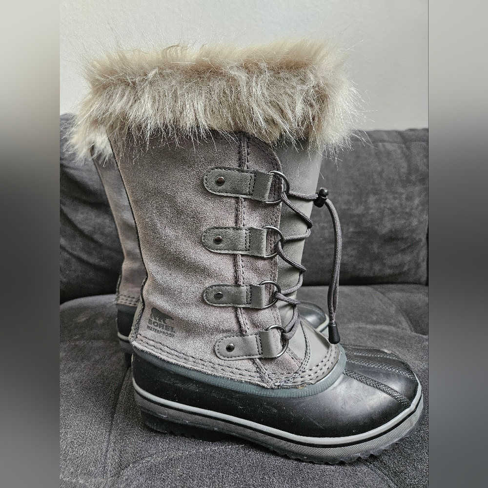 Sorel Girls Size 4 Black and Gray Winter Boots with Fur Trim